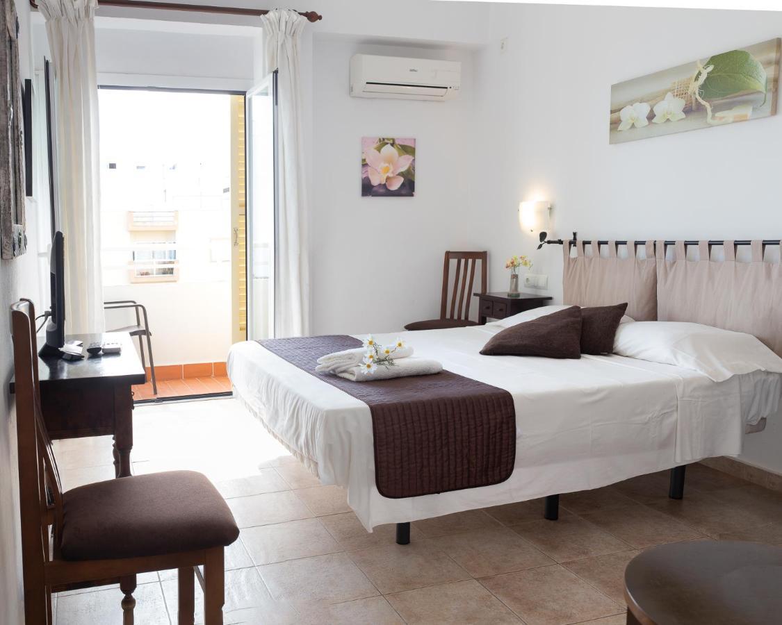 Hostal Yebisah Santa Eularia des Riu Exteriör bild