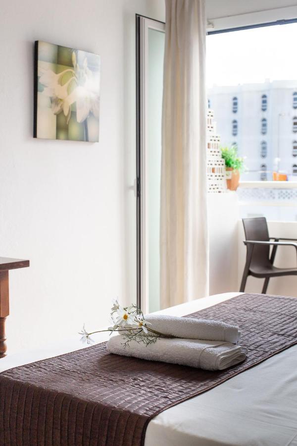 Hostal Yebisah Santa Eularia des Riu Exteriör bild