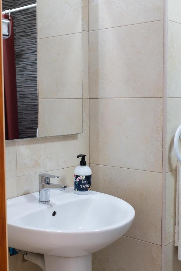 Hostal Yebisah Santa Eularia des Riu Exteriör bild