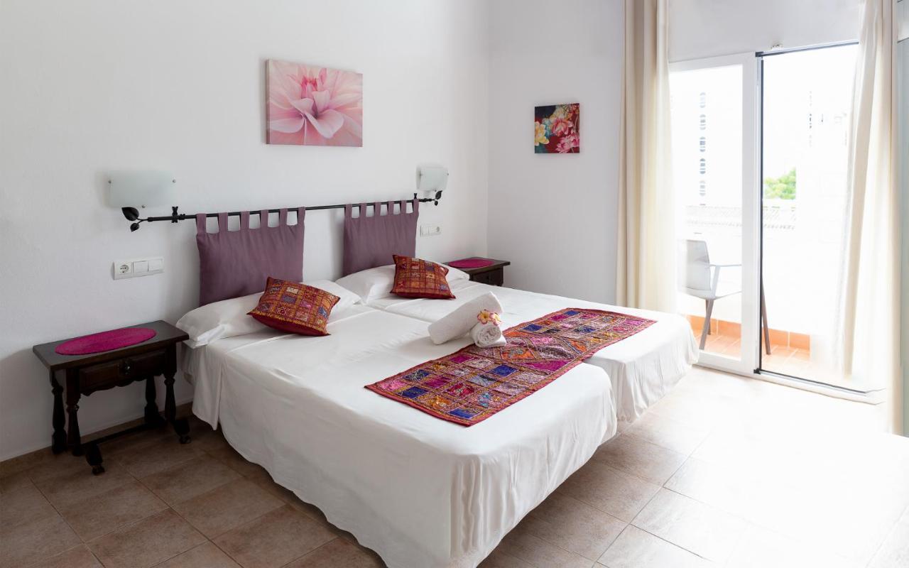 Hostal Yebisah Santa Eularia des Riu Exteriör bild