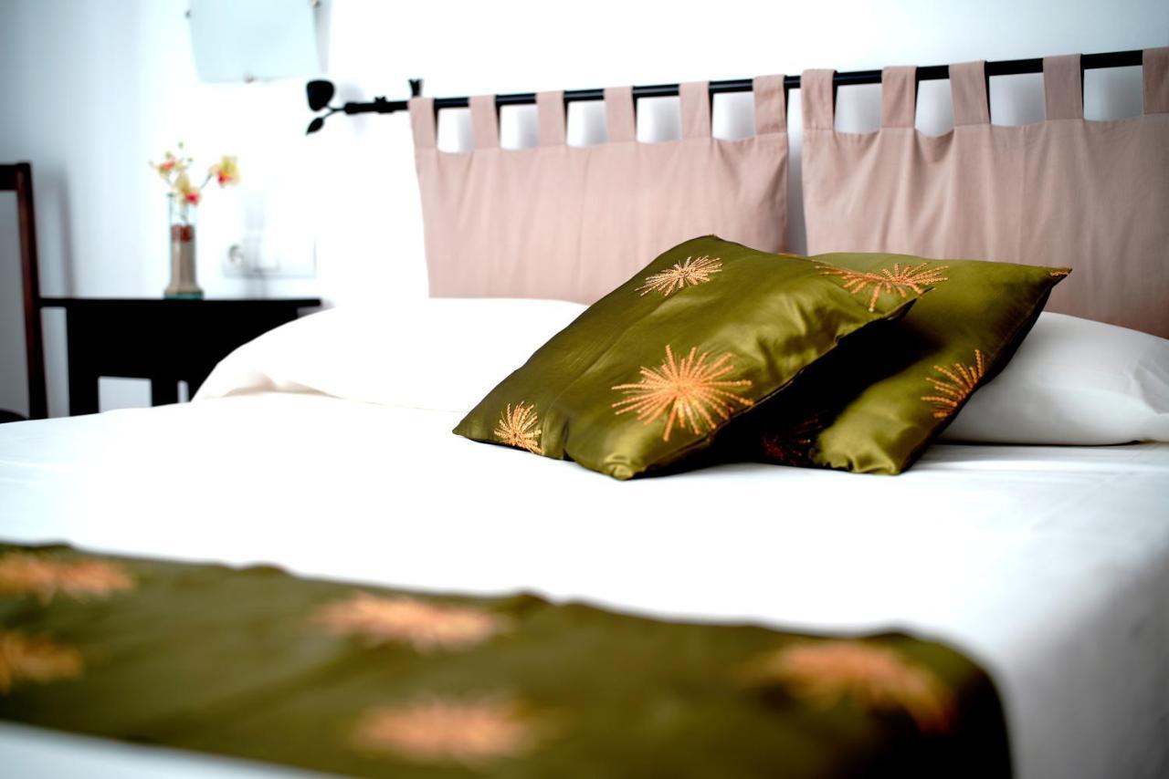 Hostal Yebisah Santa Eularia des Riu Exteriör bild