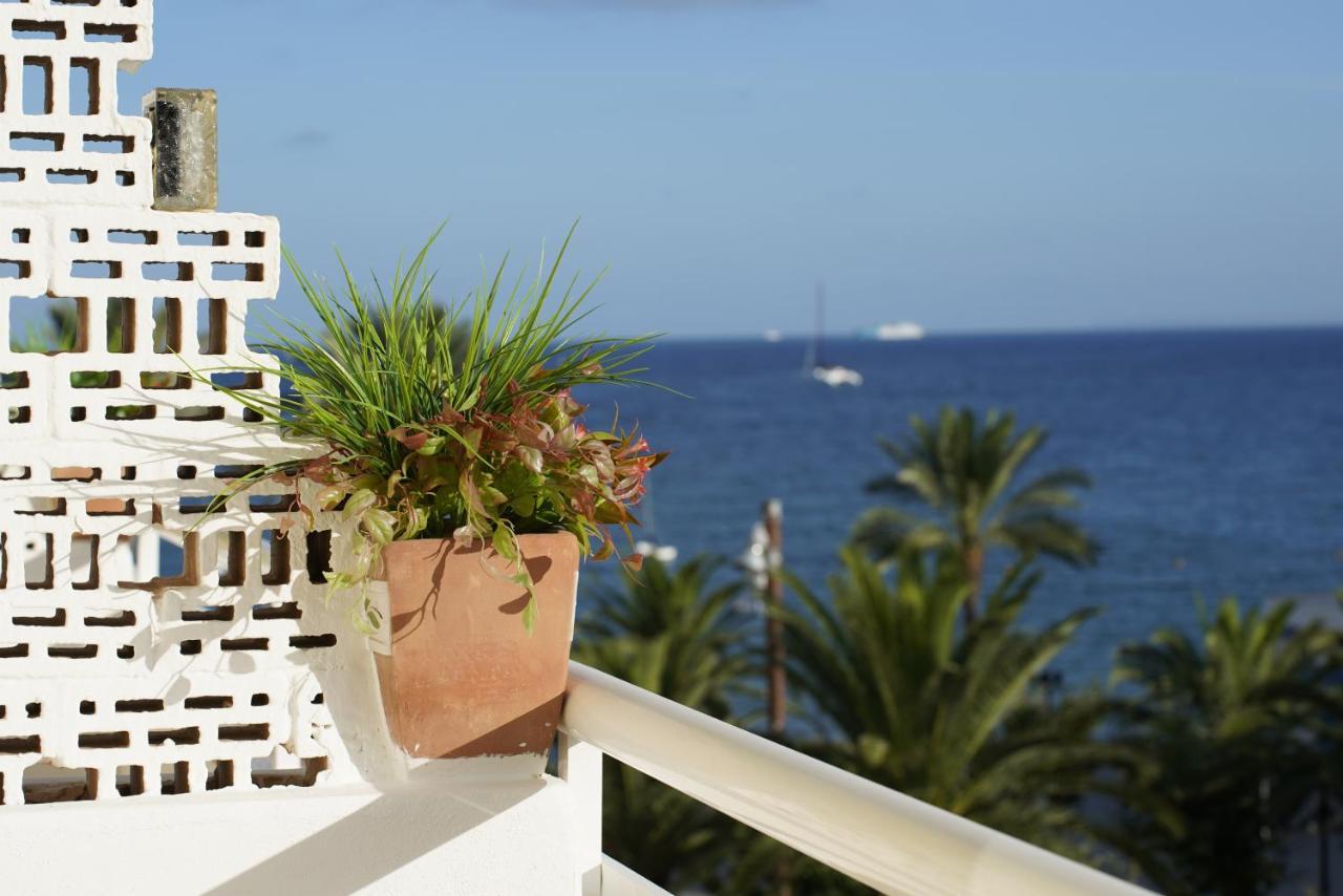 Hostal Yebisah Santa Eularia des Riu Exteriör bild