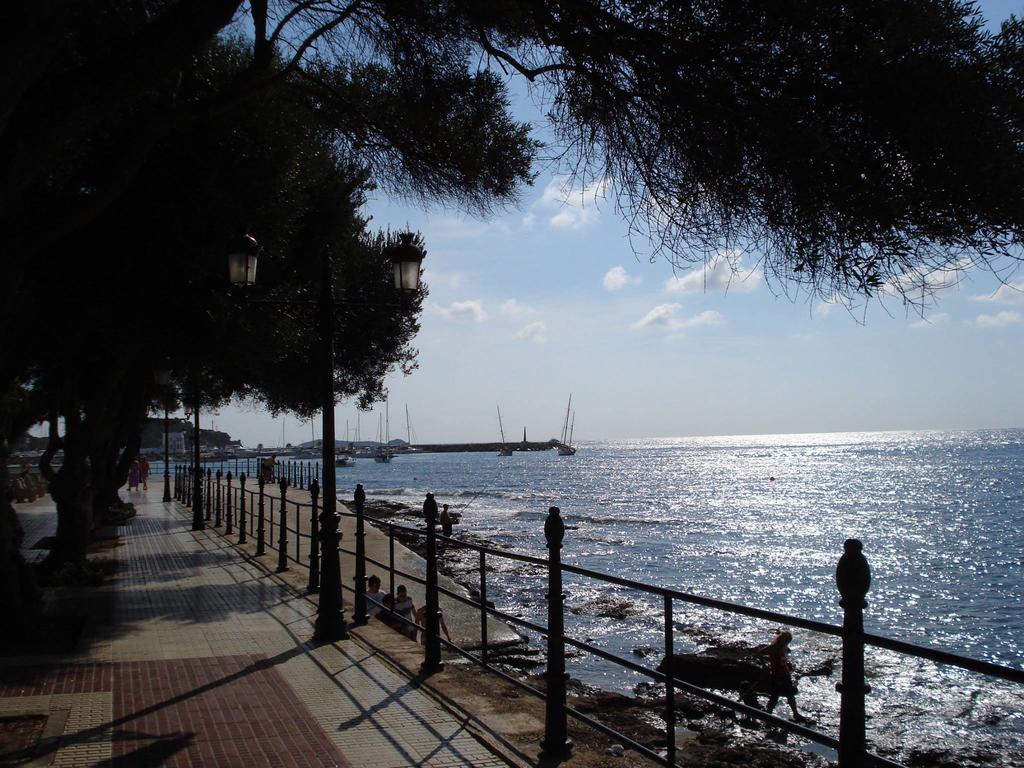 Hostal Yebisah Santa Eularia des Riu Exteriör bild