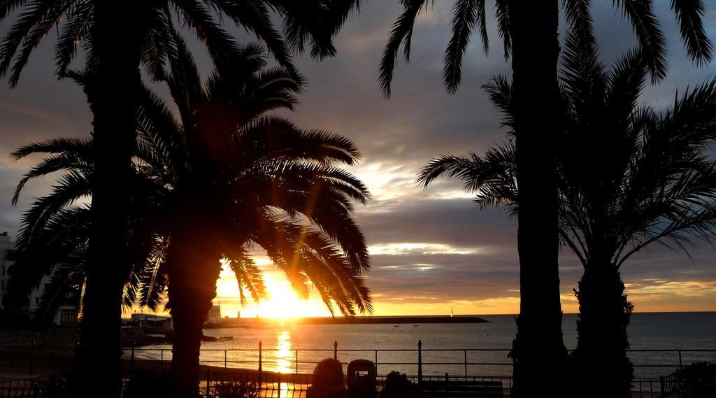 Hostal Yebisah Santa Eularia des Riu Exteriör bild