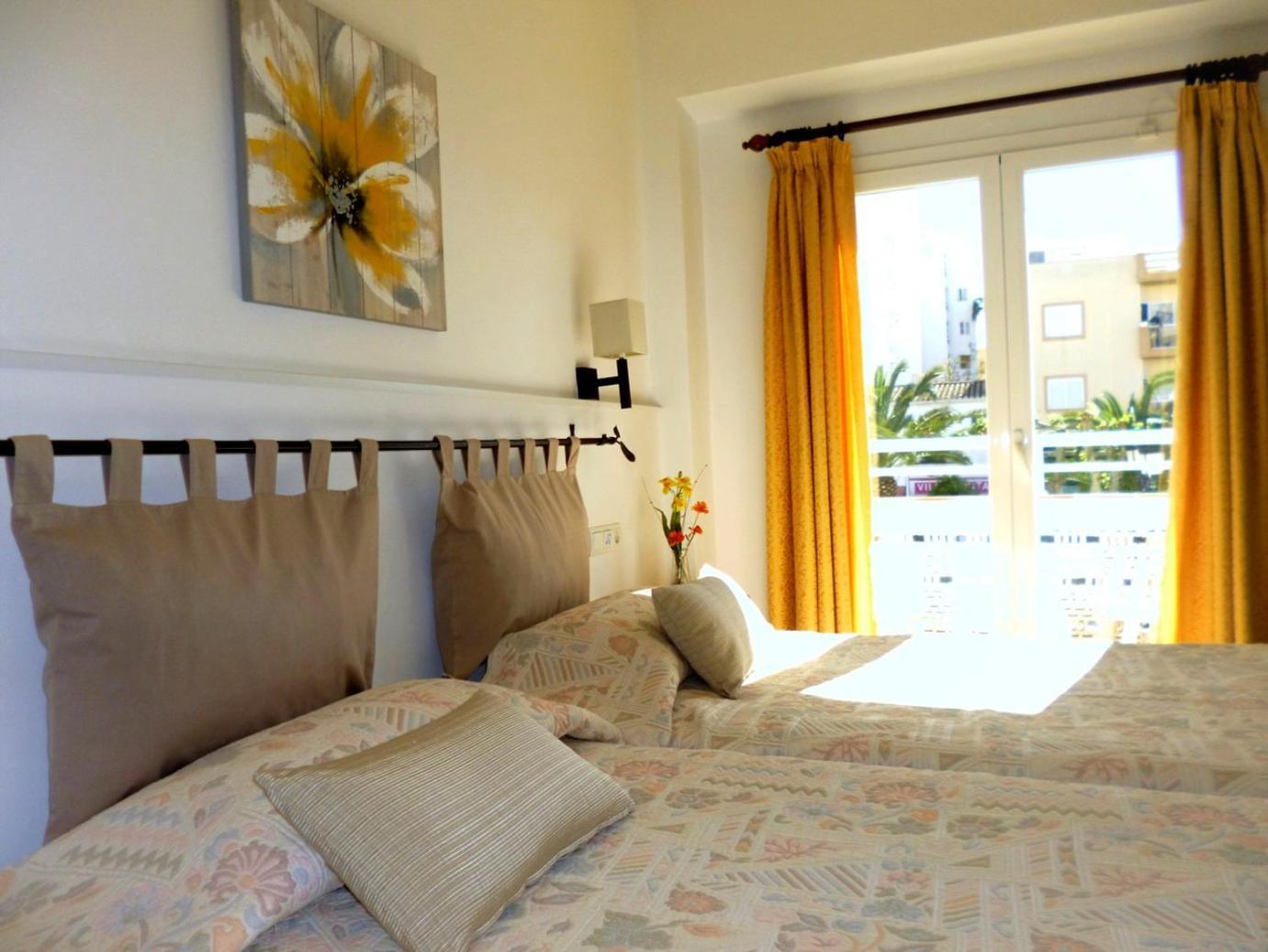 Hostal Yebisah Santa Eularia des Riu Exteriör bild
