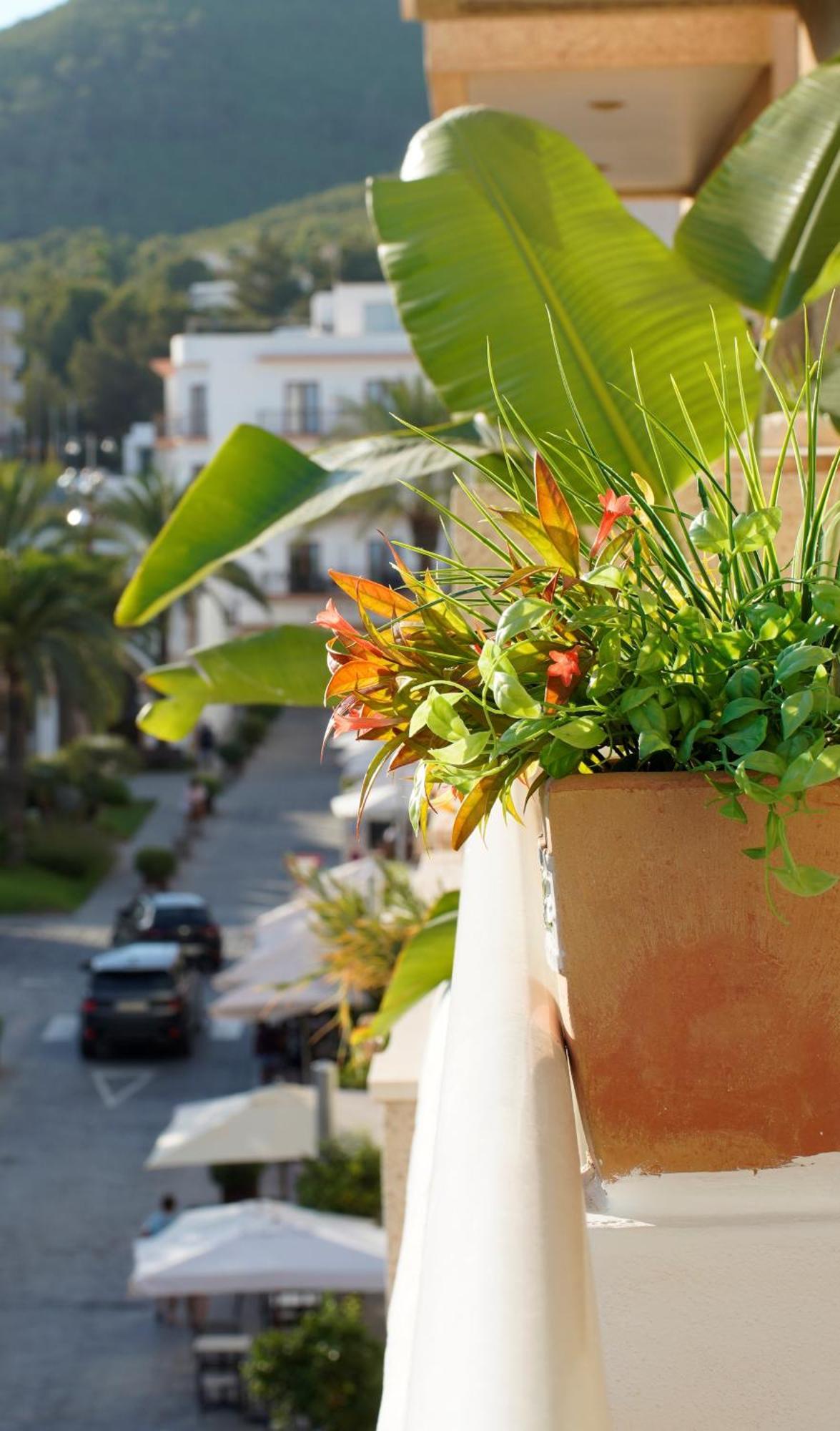 Hostal Yebisah Santa Eularia des Riu Exteriör bild