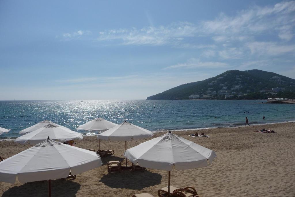 Hostal Yebisah Santa Eularia des Riu Exteriör bild