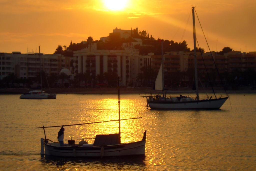 Hostal Yebisah Santa Eularia des Riu Exteriör bild