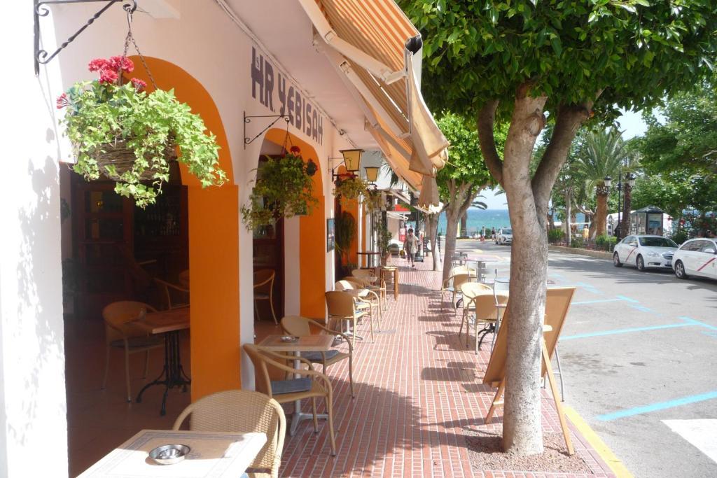 Hostal Yebisah Santa Eularia des Riu Exteriör bild