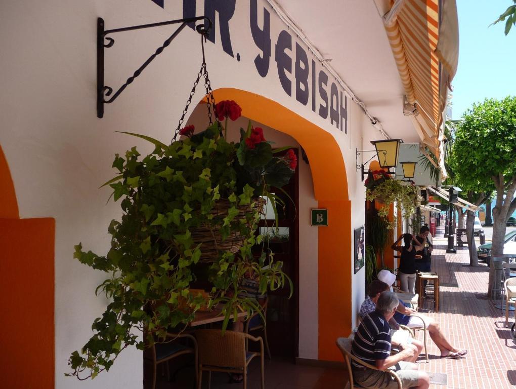 Hostal Yebisah Santa Eularia des Riu Exteriör bild