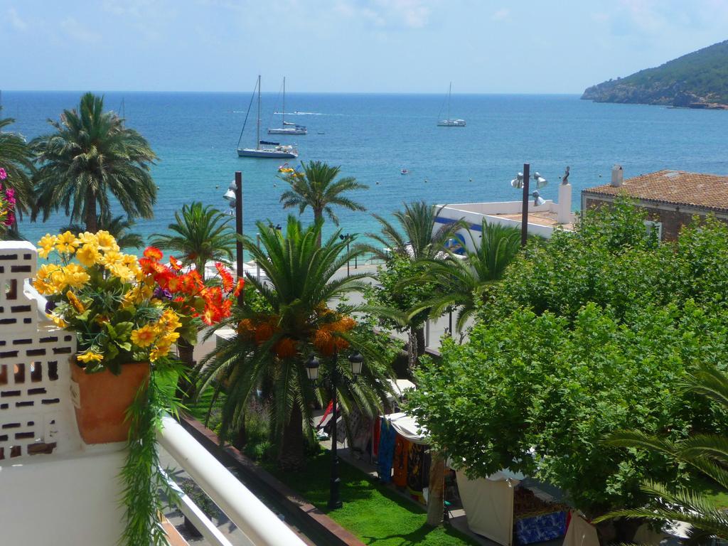Hostal Yebisah Santa Eularia des Riu Exteriör bild