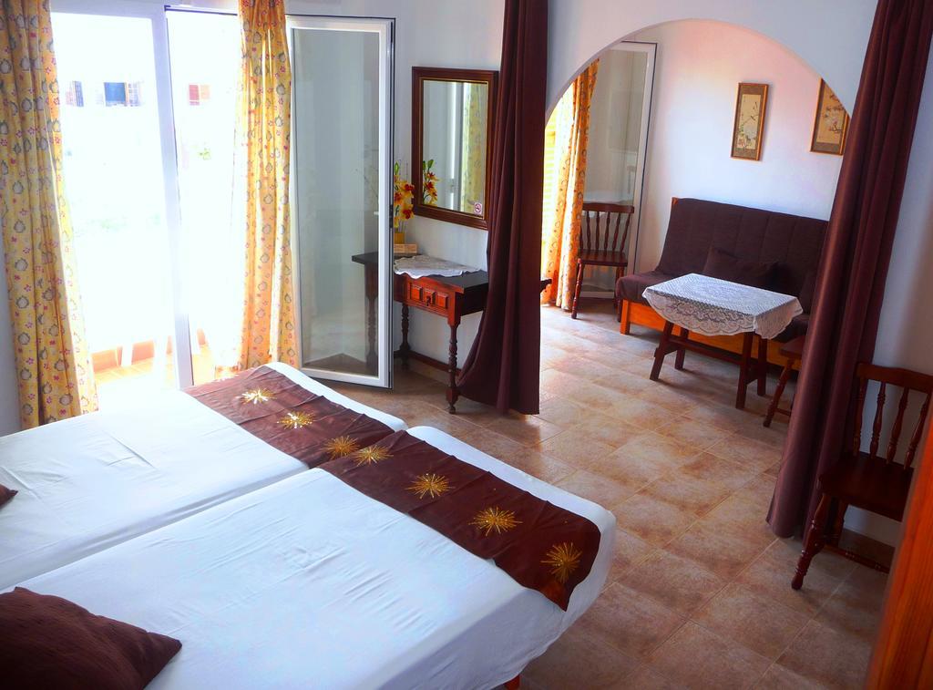 Hostal Yebisah Santa Eularia des Riu Exteriör bild
