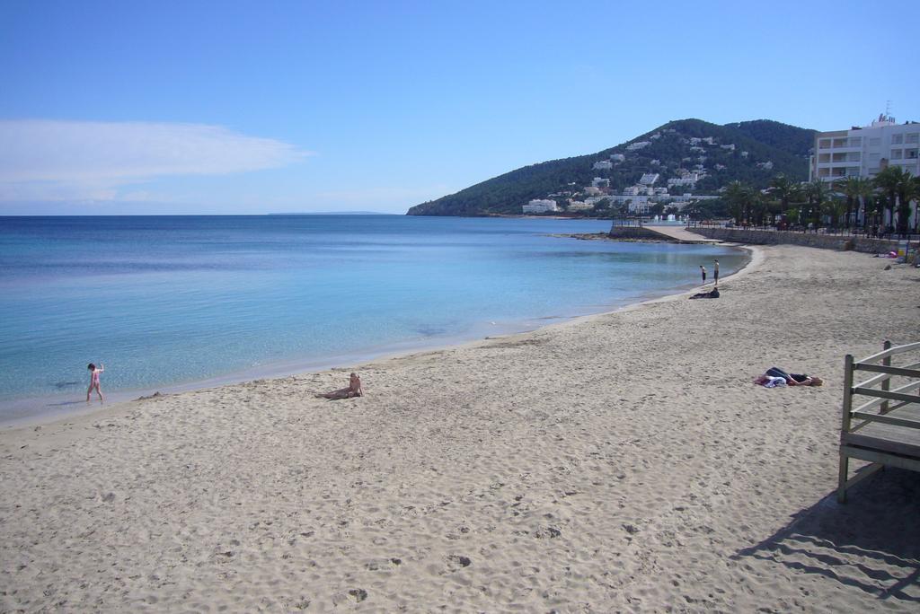 Hostal Yebisah Santa Eularia des Riu Exteriör bild