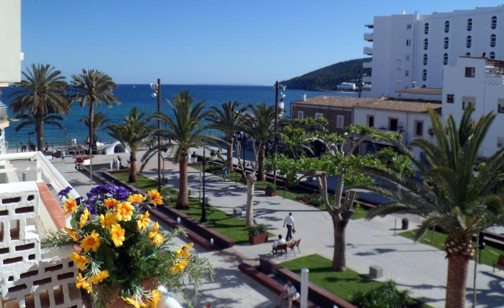 Hostal Yebisah Santa Eularia des Riu Exteriör bild