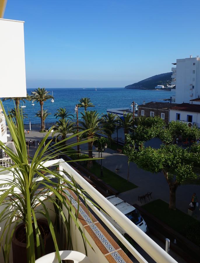 Hostal Yebisah Santa Eularia des Riu Exteriör bild
