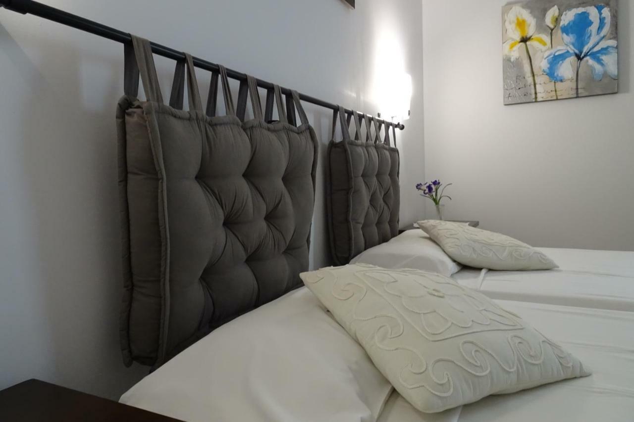 Hostal Yebisah Santa Eularia des Riu Exteriör bild