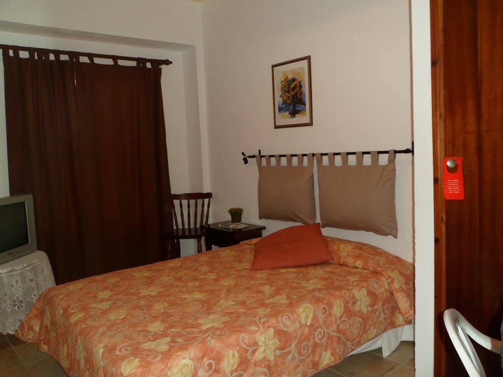 Hostal Yebisah Santa Eularia des Riu Exteriör bild